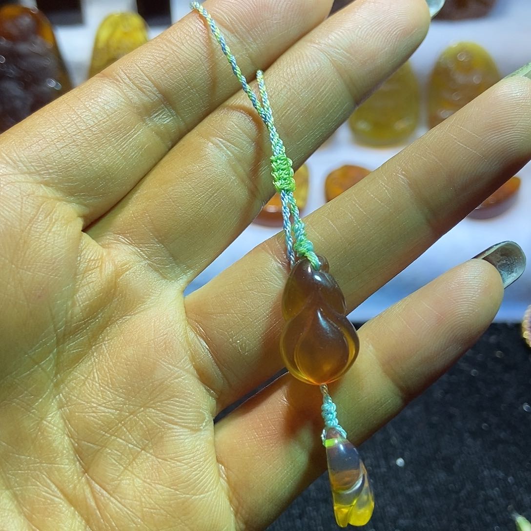 琥珀颈饰未镶嵌玉兰花