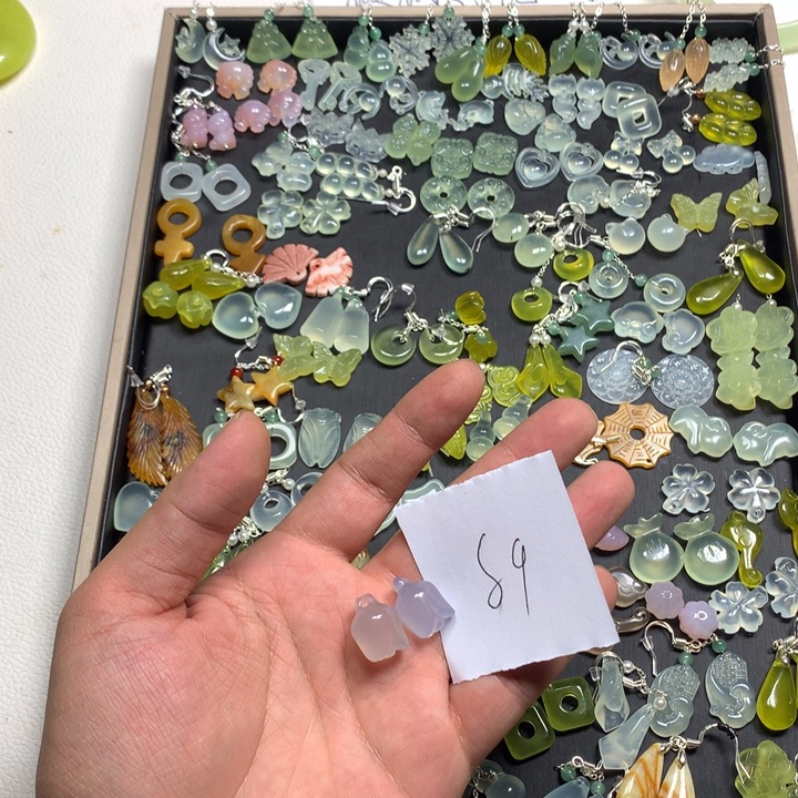 玺***包蛇纹石玉合金耳钉