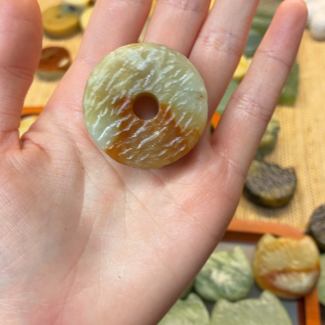 屿***…蛇纹石玉未镶嵌颈饰