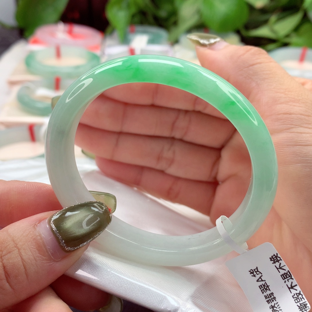 翡翠未镶嵌手镯（贵妃镯）54 阳绿 棉玉化开的 小柒