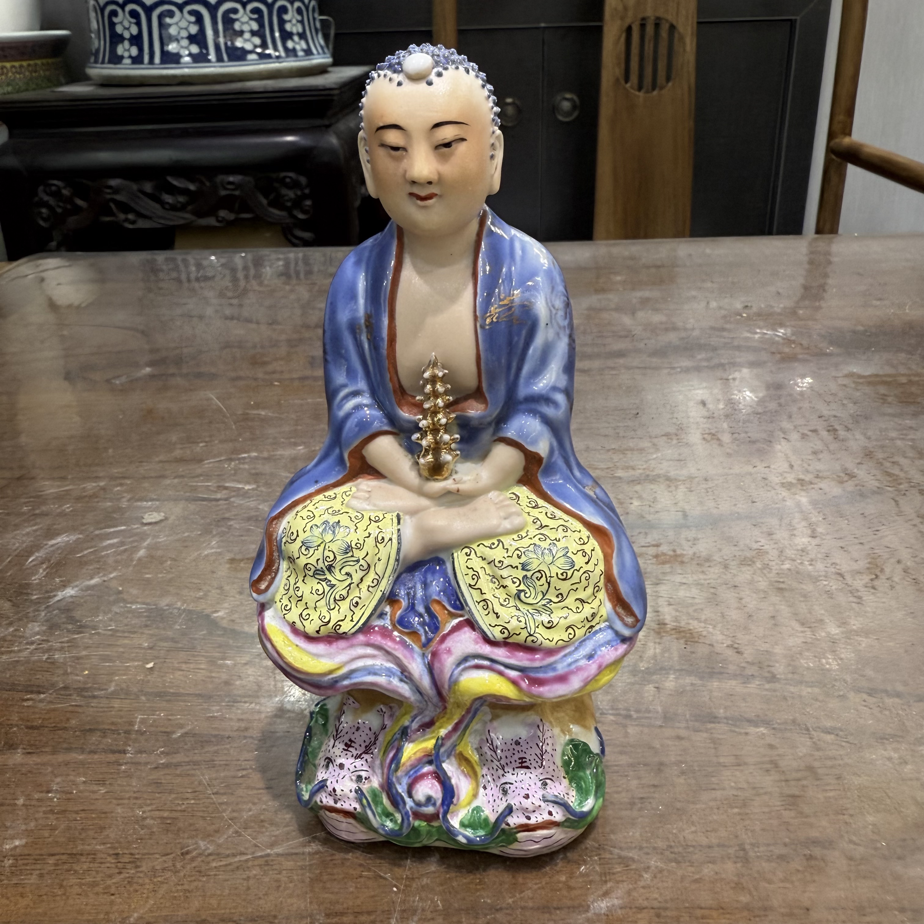 122当代粉彩人物雕塑冲线