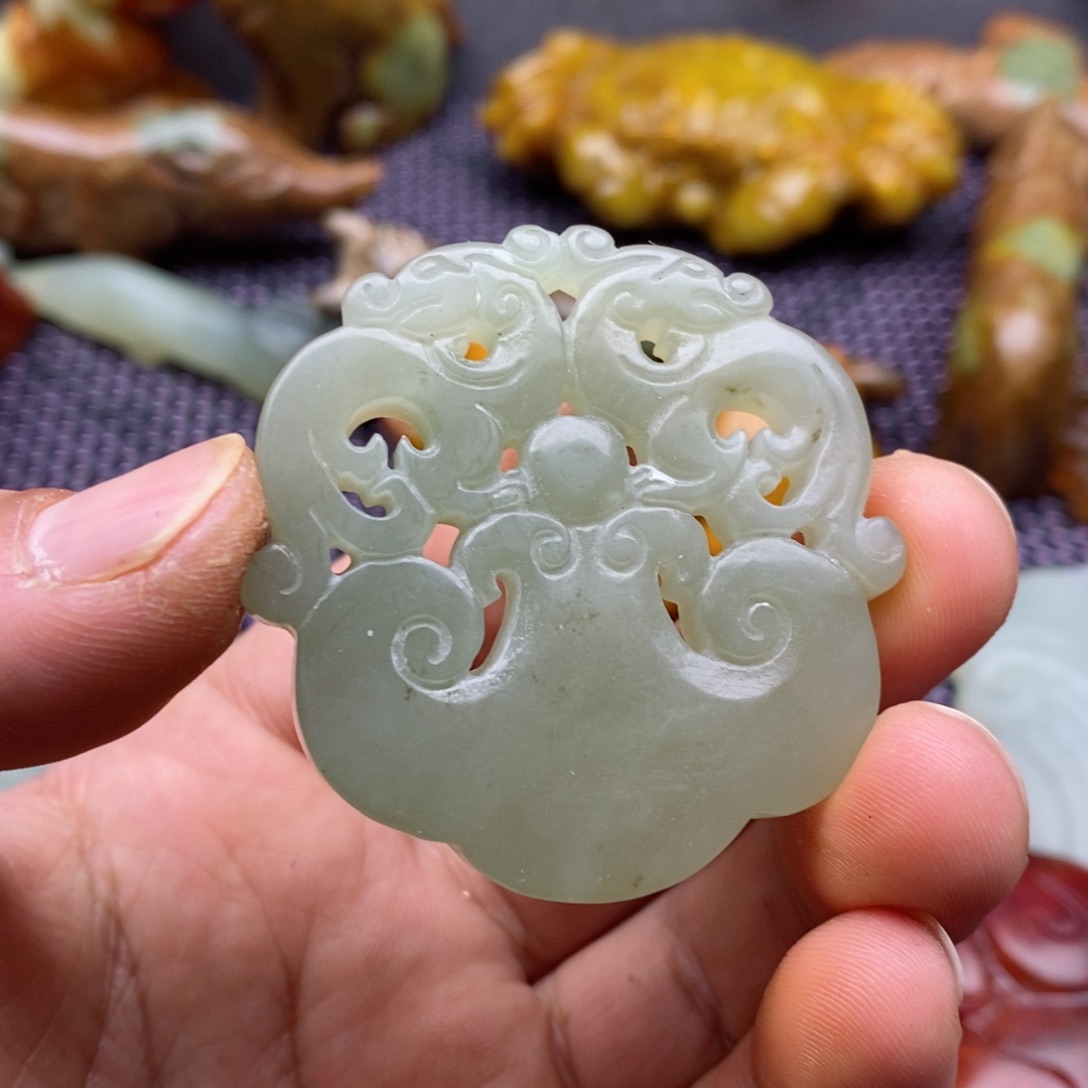 蛇纹石玉颈饰未镶嵌