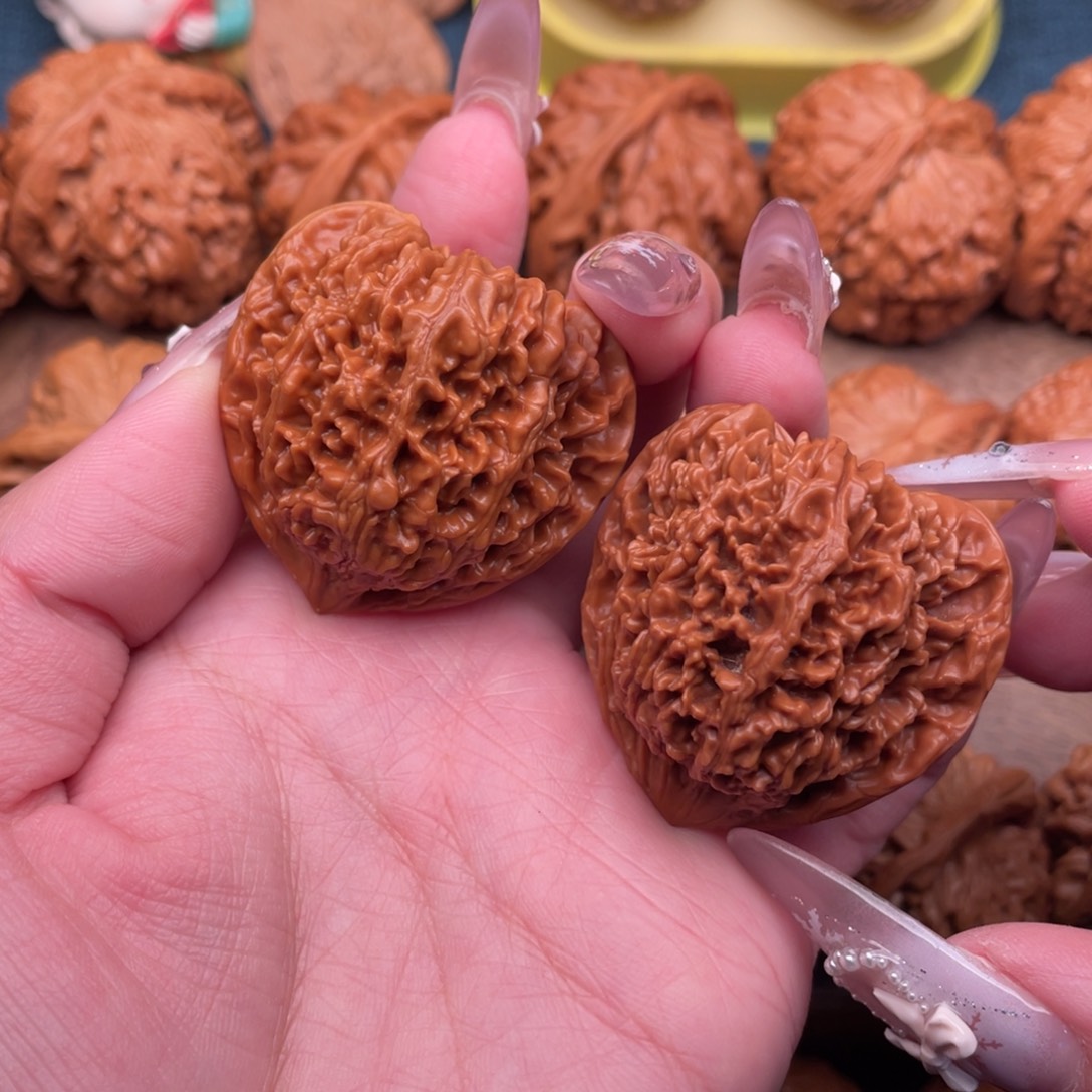 文玩核桃把件三角桃心红皮满天星41