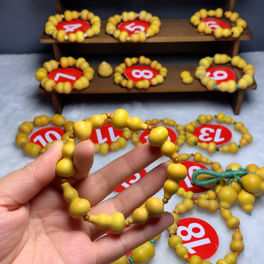 无***ㅤ石英石草里金手串