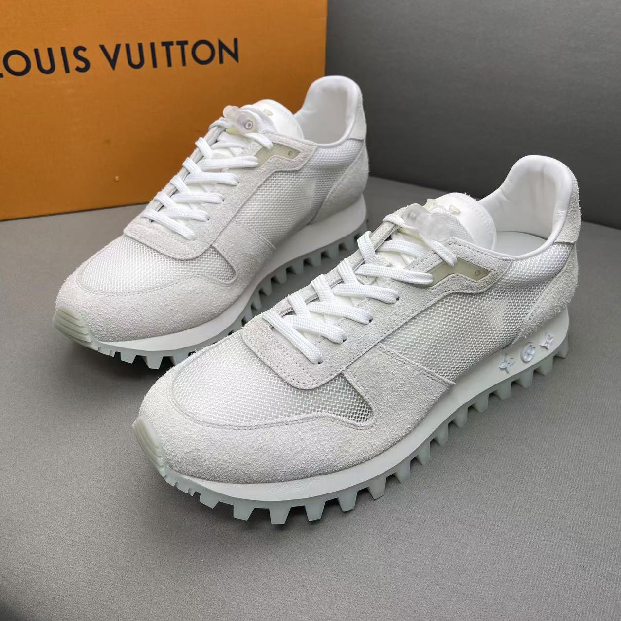 全新未使用 LouisVuitton/路易威登 白色麂皮网面运动鞋 41.5码