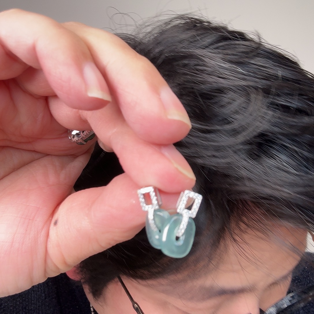 翡翠未镶嵌颈饰一对