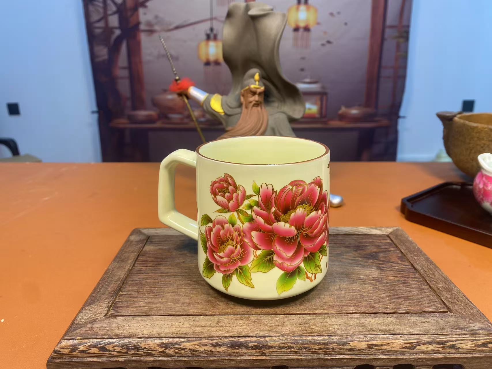 米黄蝶恋花马克杯A236