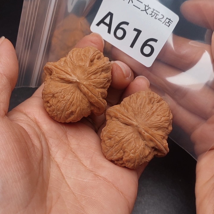 爱***们文玩核桃吊坠616元宝