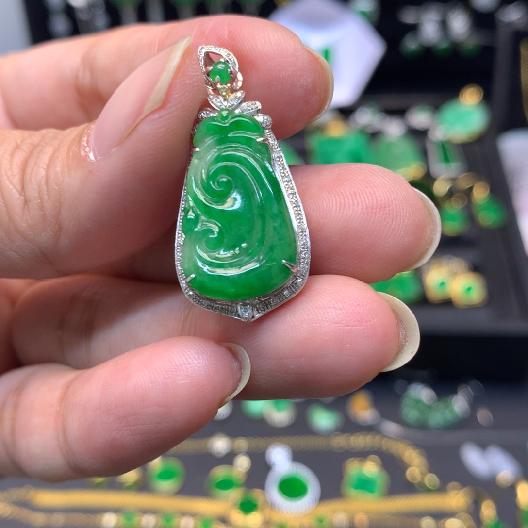 翡翠18K金镶嵌颈饰吊坠