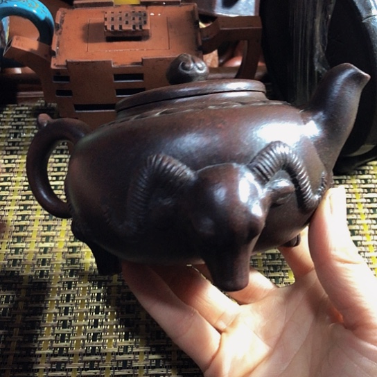 紫砂茶壶原矿泥料手工制作的紫砂壶。