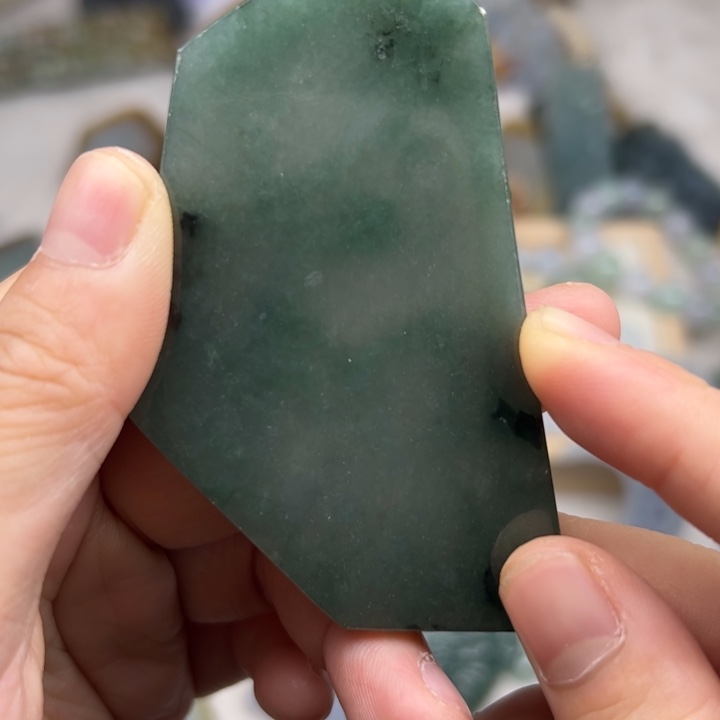 翡翠颈饰未镶嵌毛料