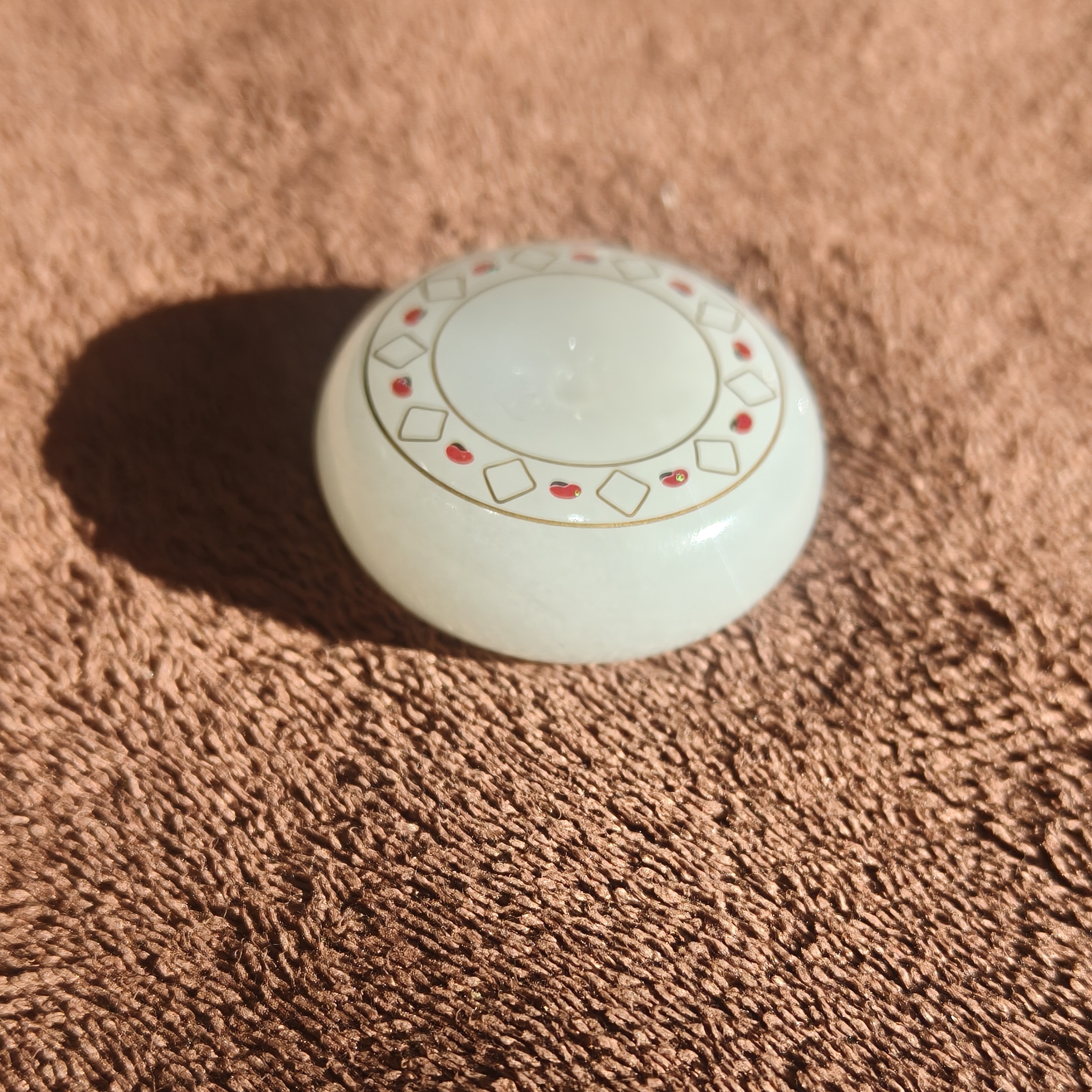 新疆和田玉青海料羊脂白玉平安扣，采用非遗金银错大漆工艺。