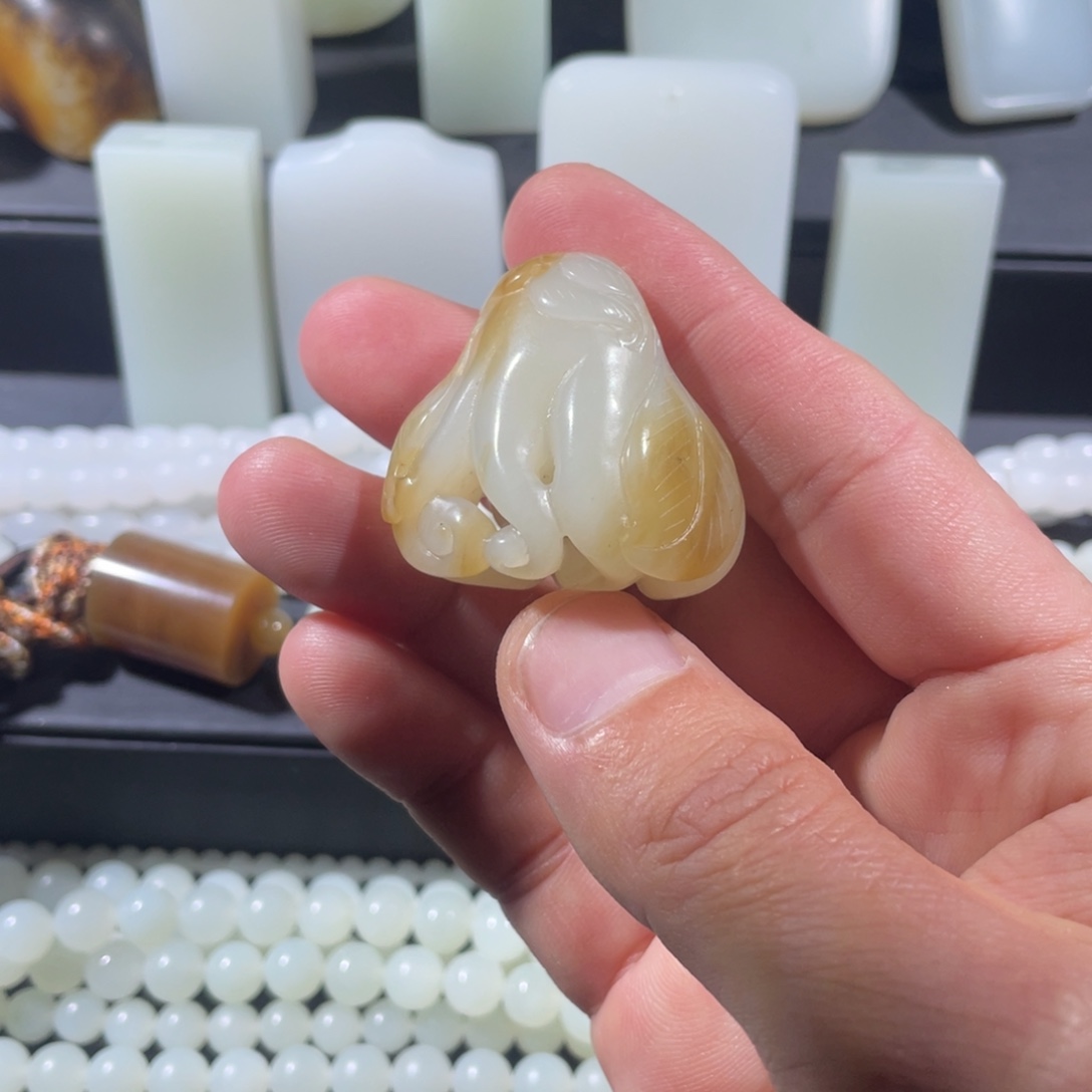 和田玉未镶嵌颈饰佛手瓜