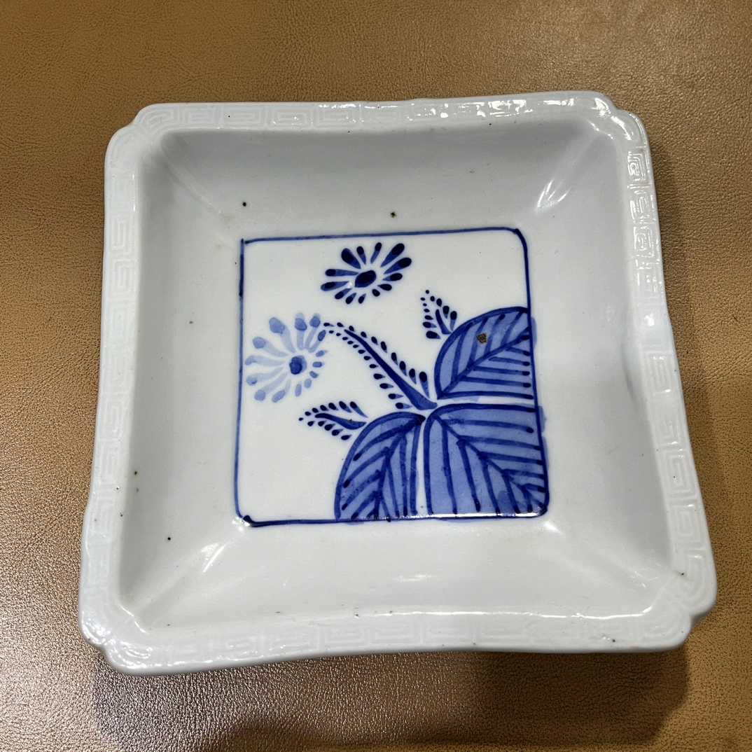 舶来精美老青花手绘花卉浮雕回字纹方盘（14.5cm*4cm)年代痕迹陶瓷