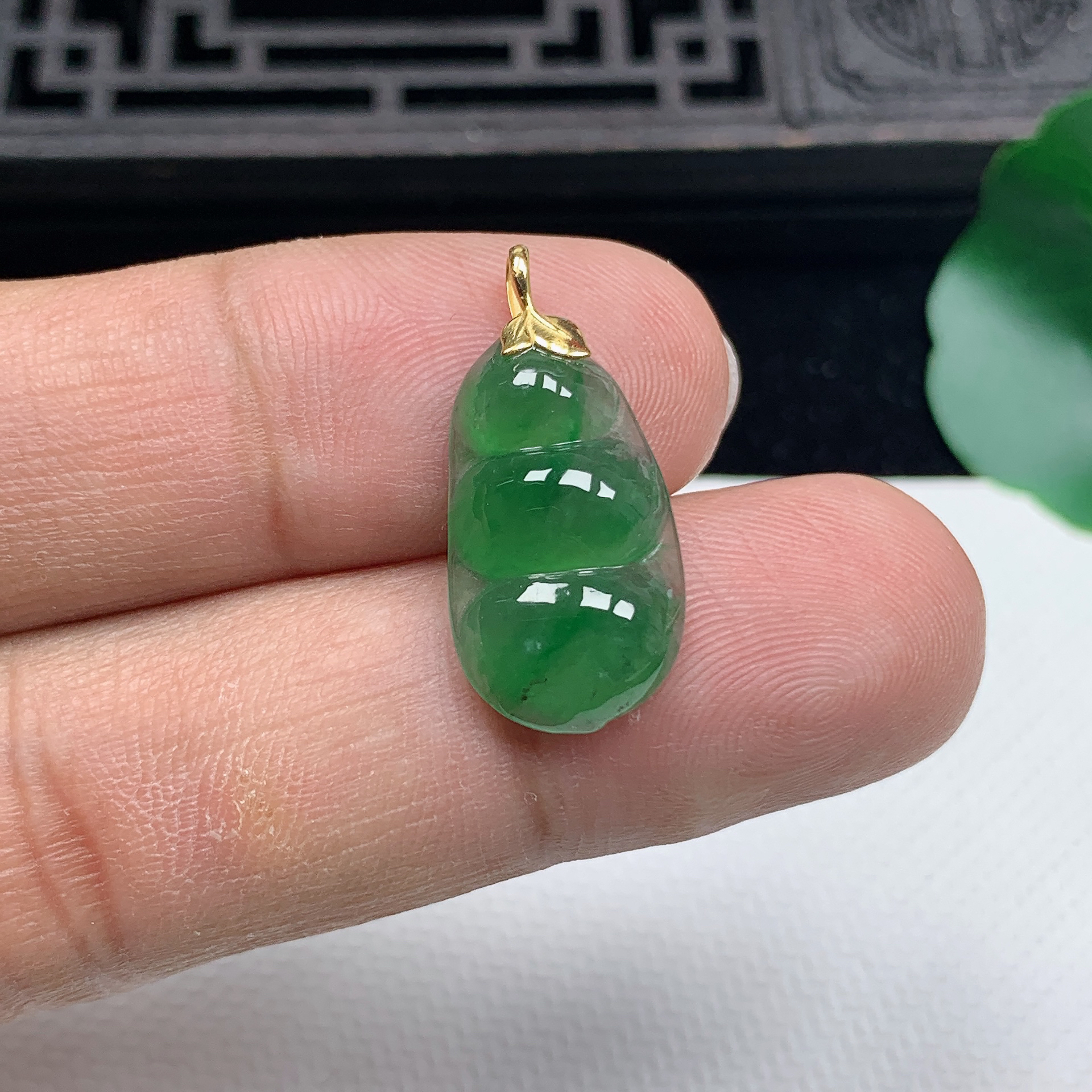 缅甸天然翡翠A货18K金扣精美冰飘绿福豆吊坠尺寸20.4*11.7*4.5mm