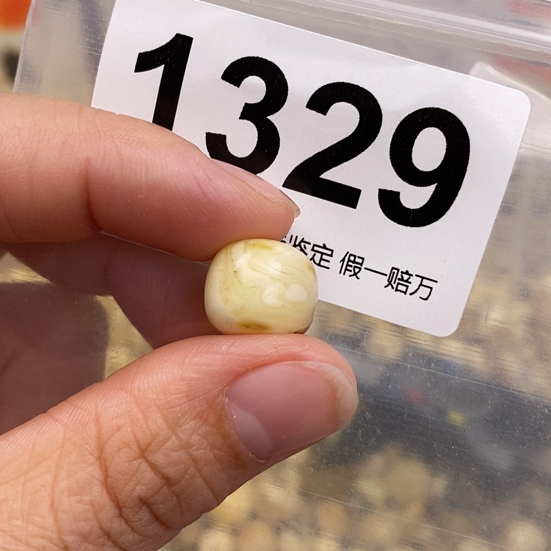 蜜蜡未镶嵌珠宝奇石