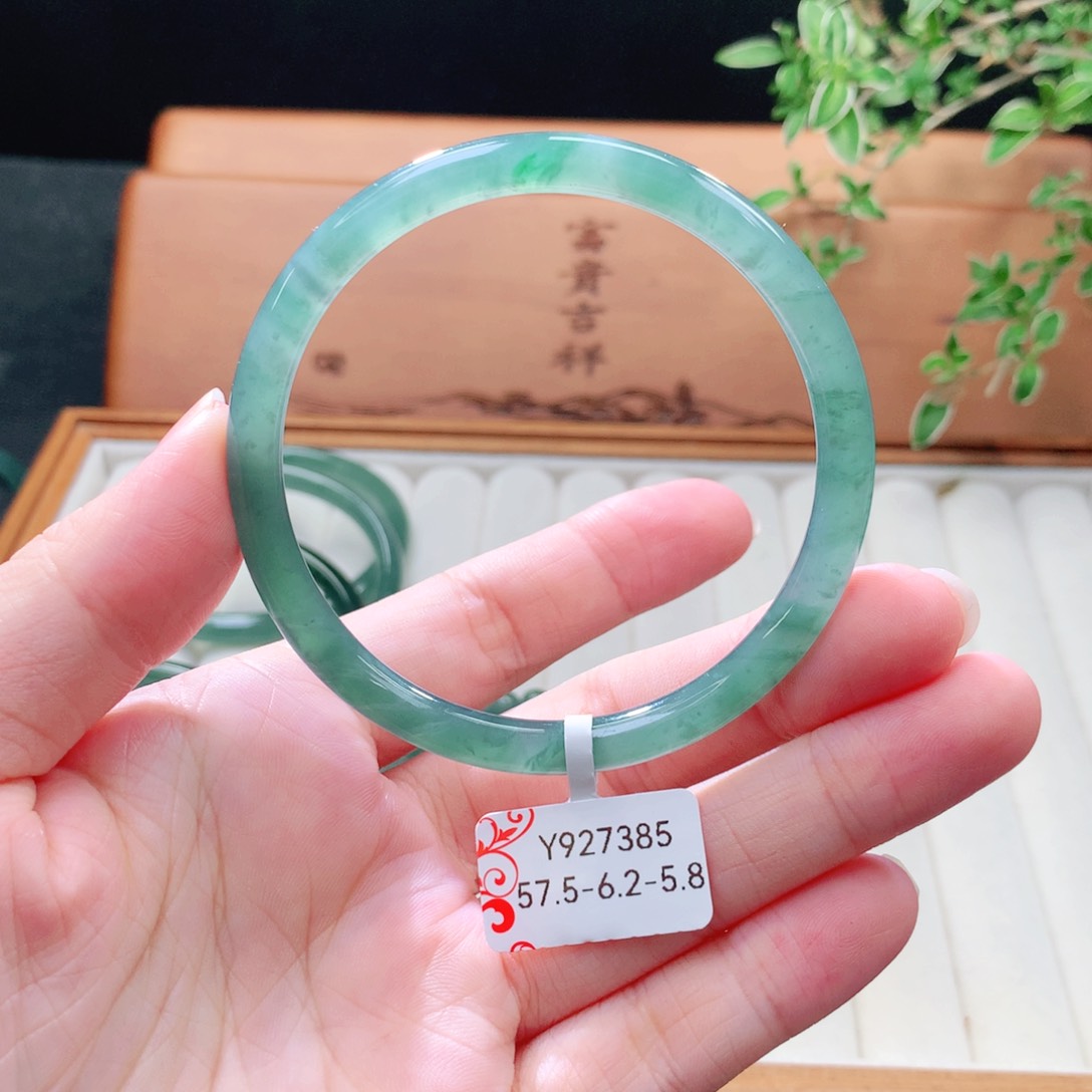 未镶嵌手镯（圆镯）翡翠