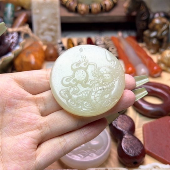 蛇纹石玉未镶嵌颈饰