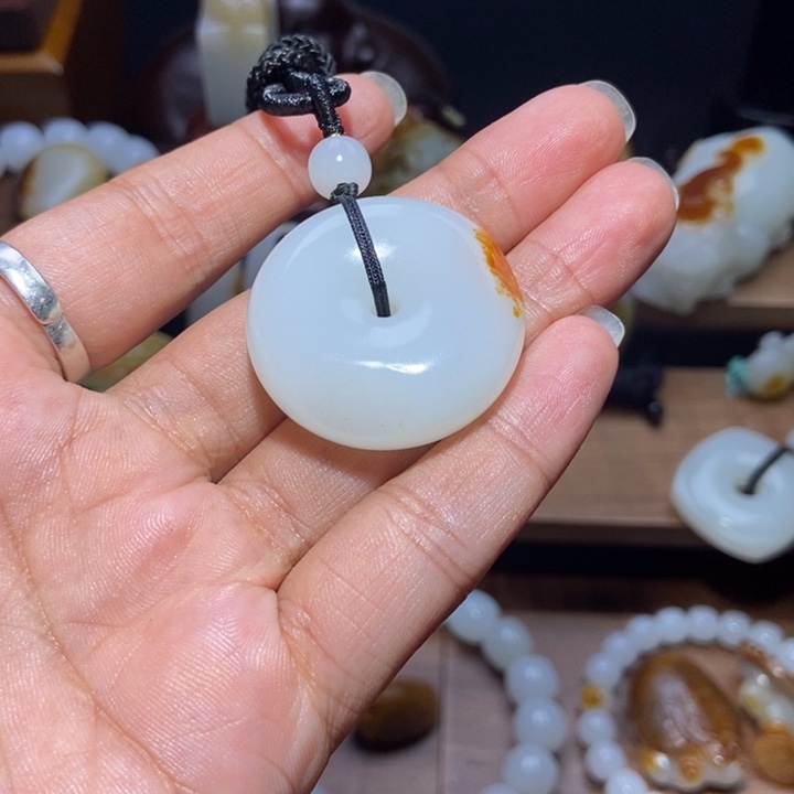 吃***茶和田玉未镶嵌颈饰