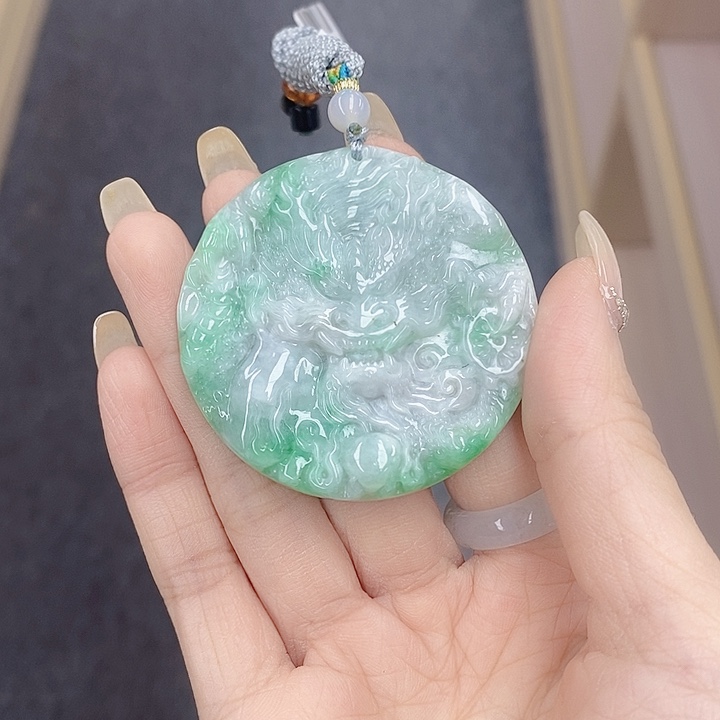 翡翠颈饰未镶嵌事****和翡翠