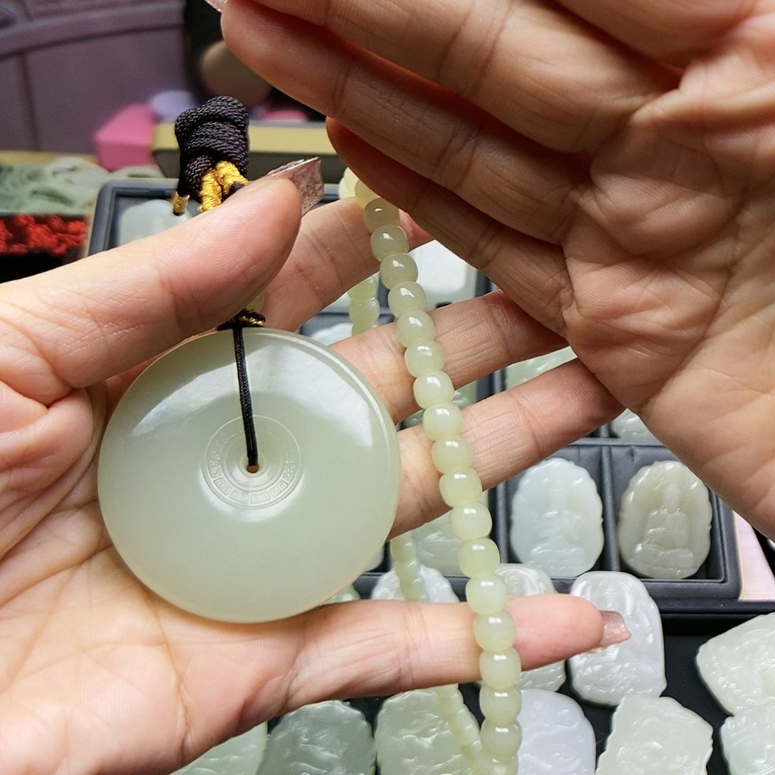 和田玉颈饰未镶嵌君**器