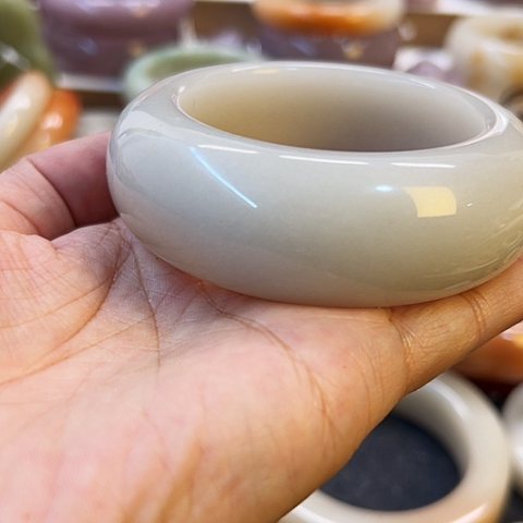 石英岩玉未镶嵌手镯