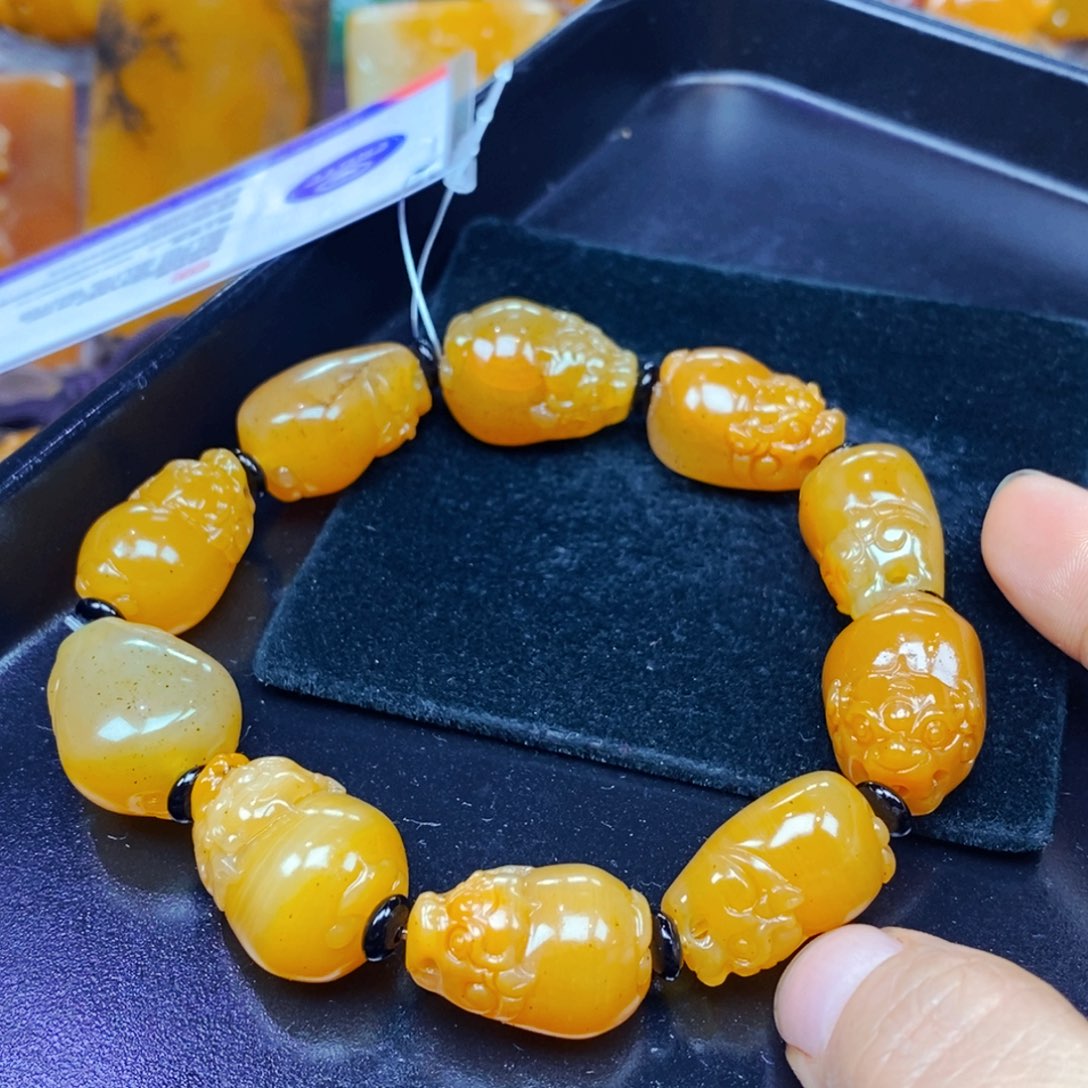 未镶嵌石英质玉（黄龙玉）颈饰