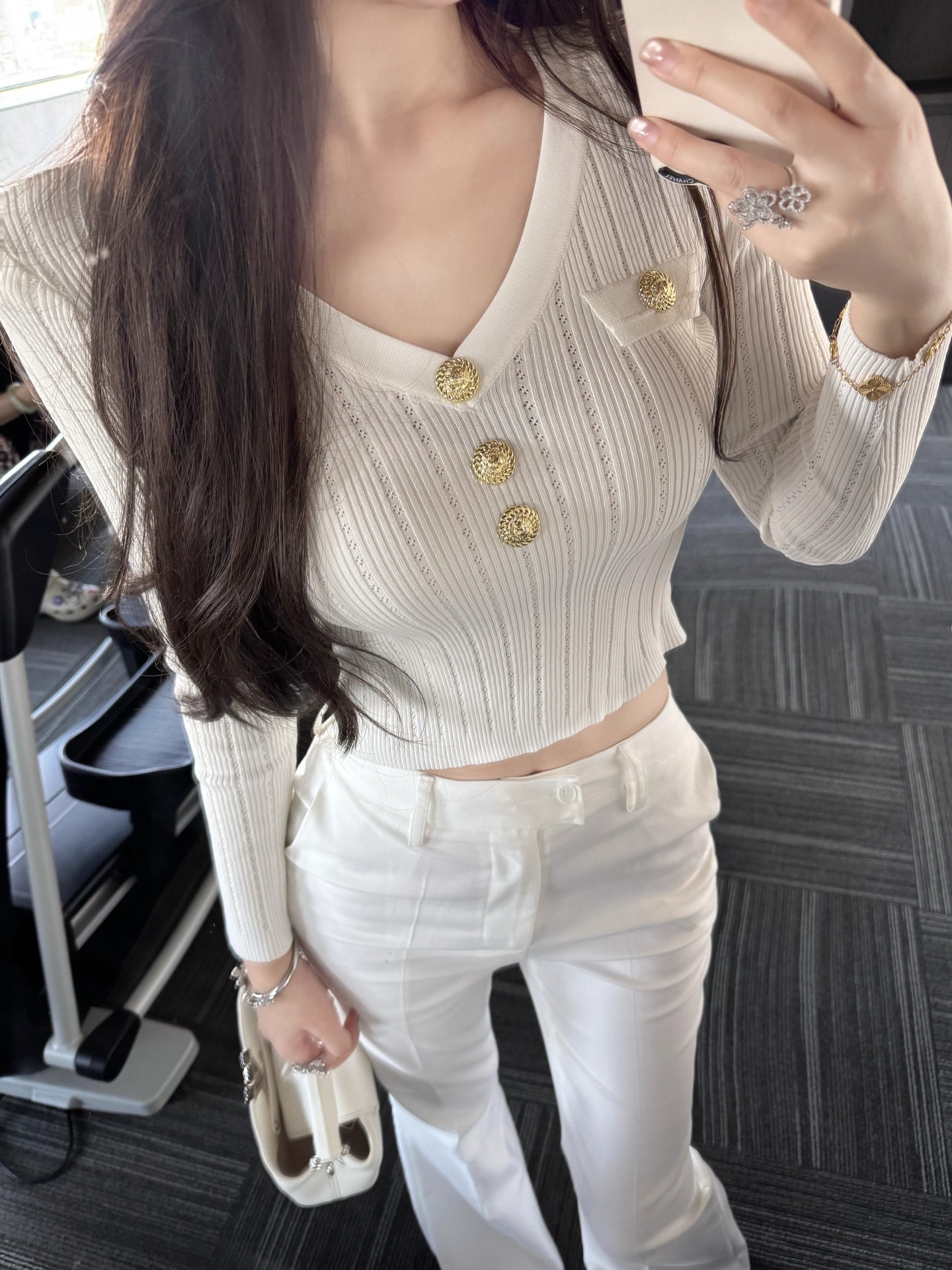 气质V领白色针织衫上衣女秋冬2025年新款长袖短款百搭修身打底衫