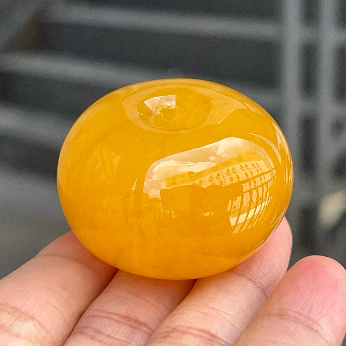 精美焦皮料鸡油红蜜蜡平安扣