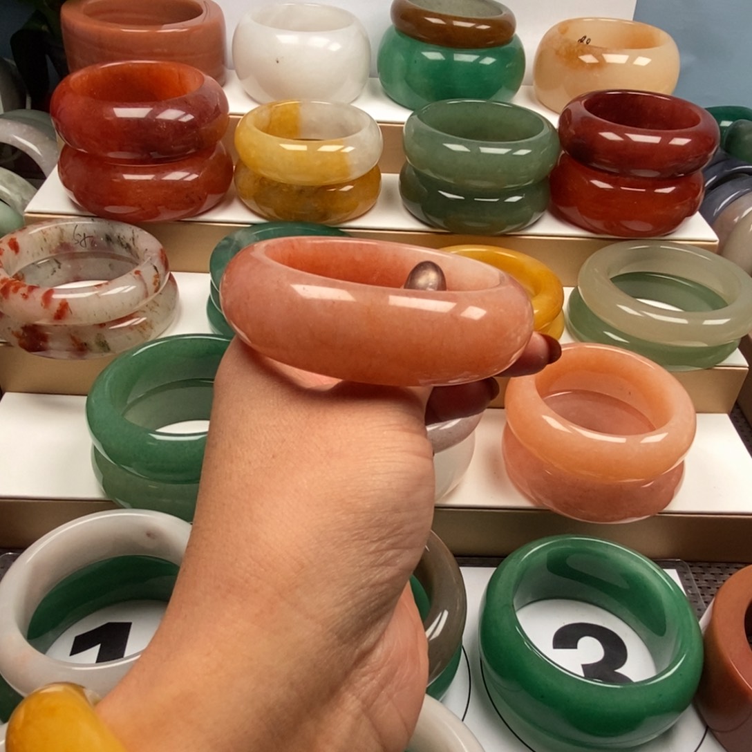 未镶嵌手镯石英质玉（佘太翠）?**?