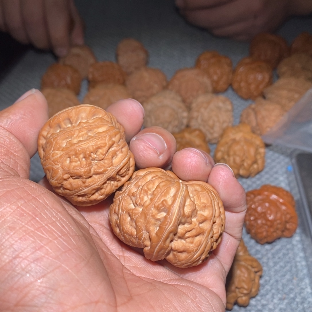 左***雨吊坠桃核元宝。       