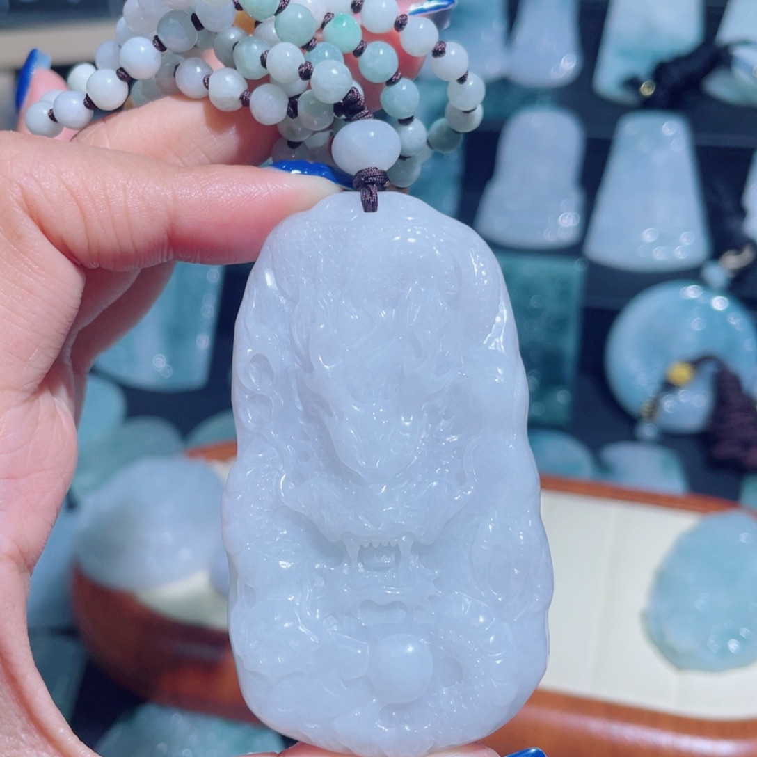 翡翠未镶嵌颈饰龙牌