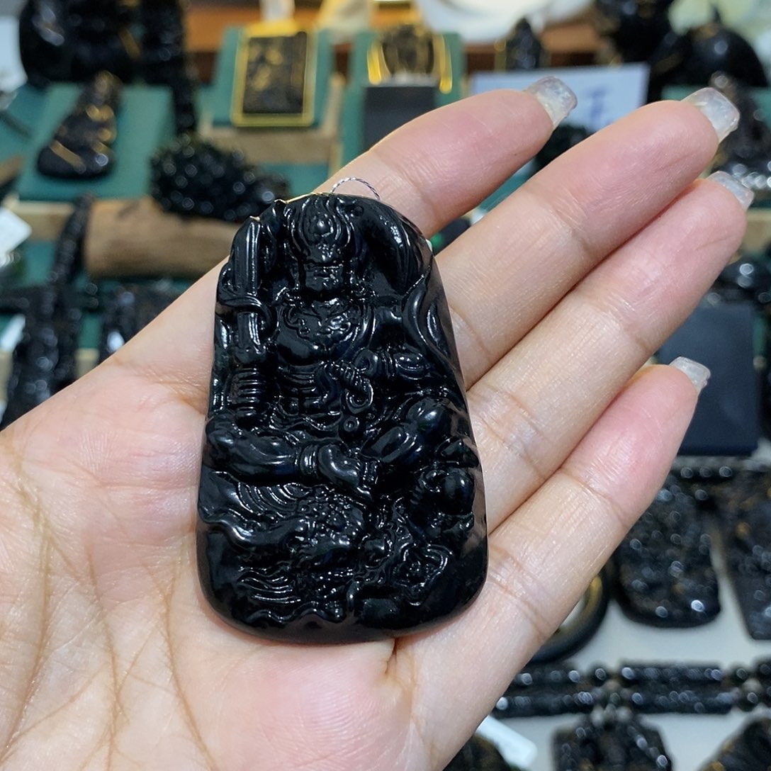 及***·蛇纹石玉未镶嵌颈饰