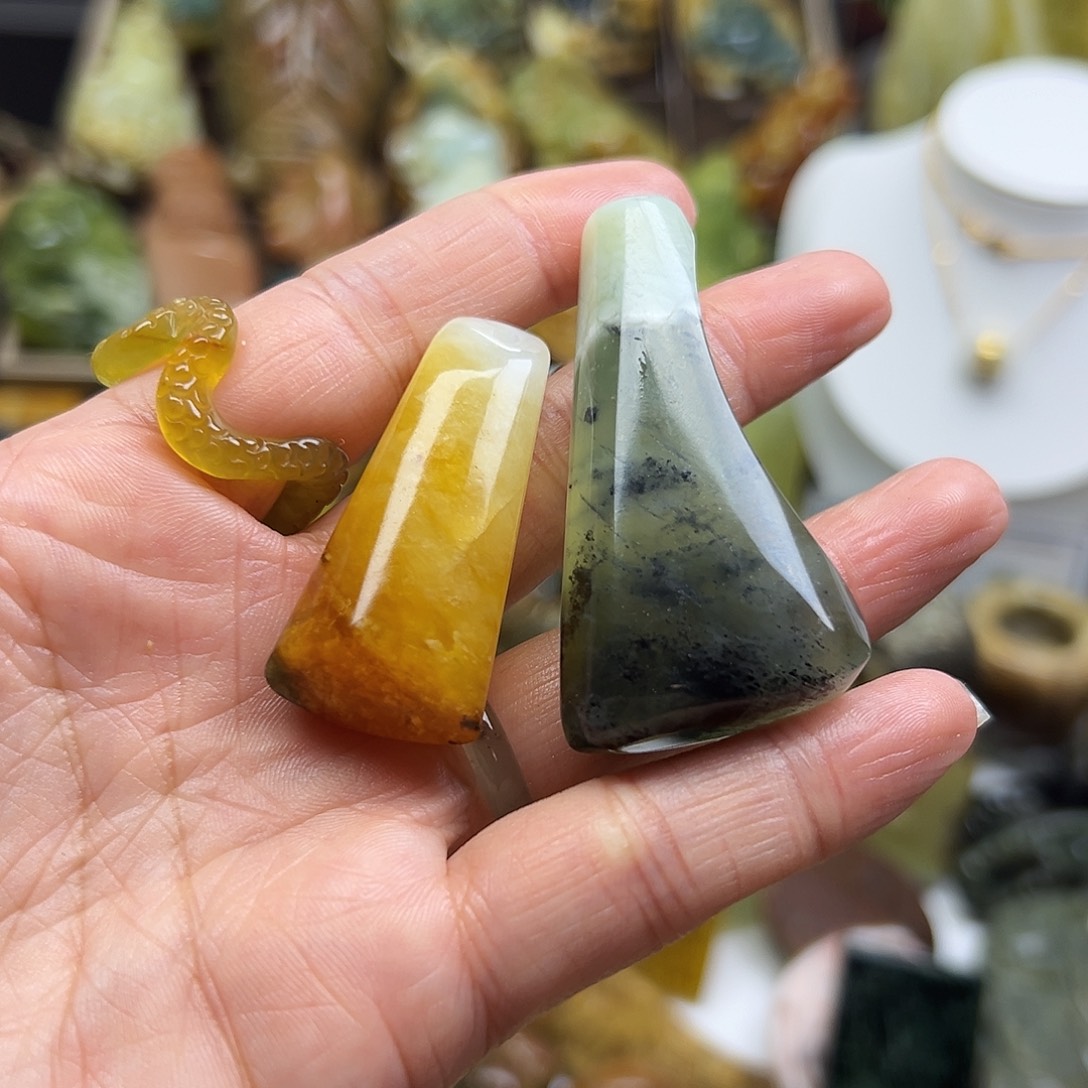 未镶嵌岫玉颈饰花玉两个一起