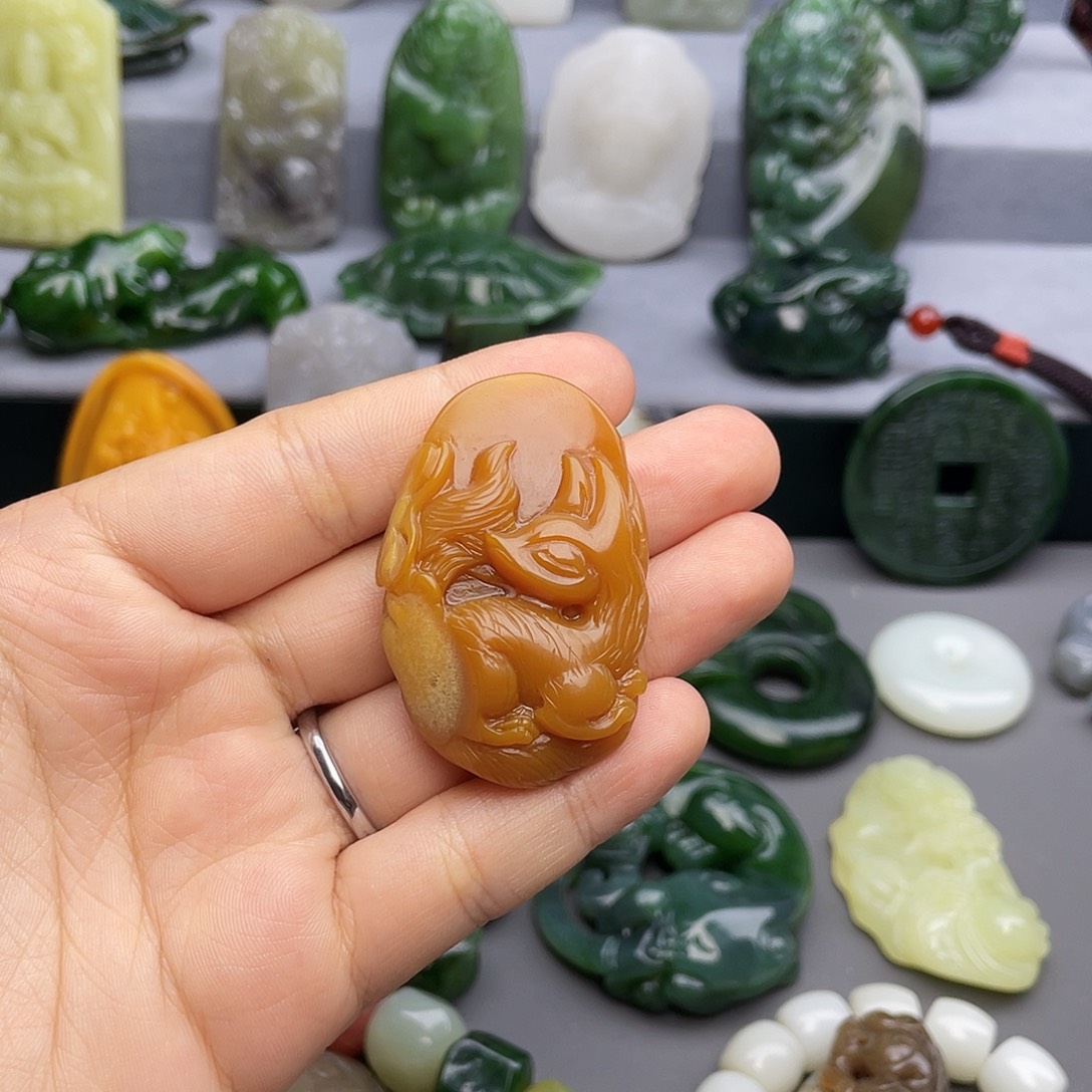 花***卜和田玉未镶嵌颈饰