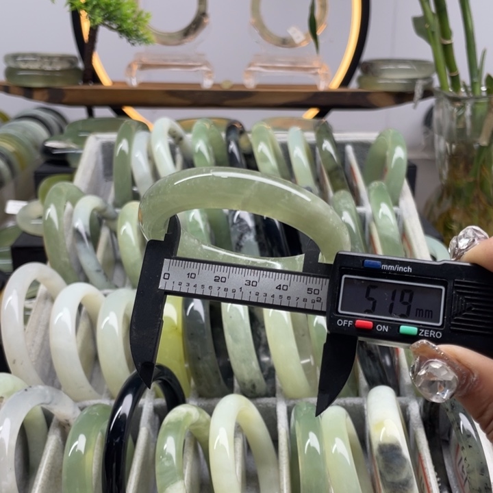 蛇纹石玉未镶嵌手镯130