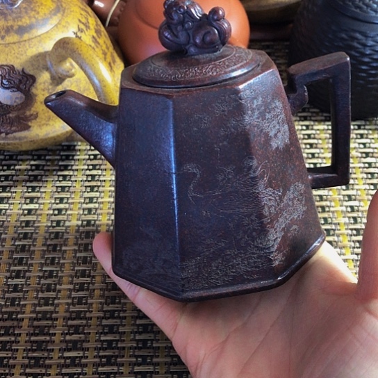 紫砂茶壶刘****1原矿泥料手工制作的紫砂壶。