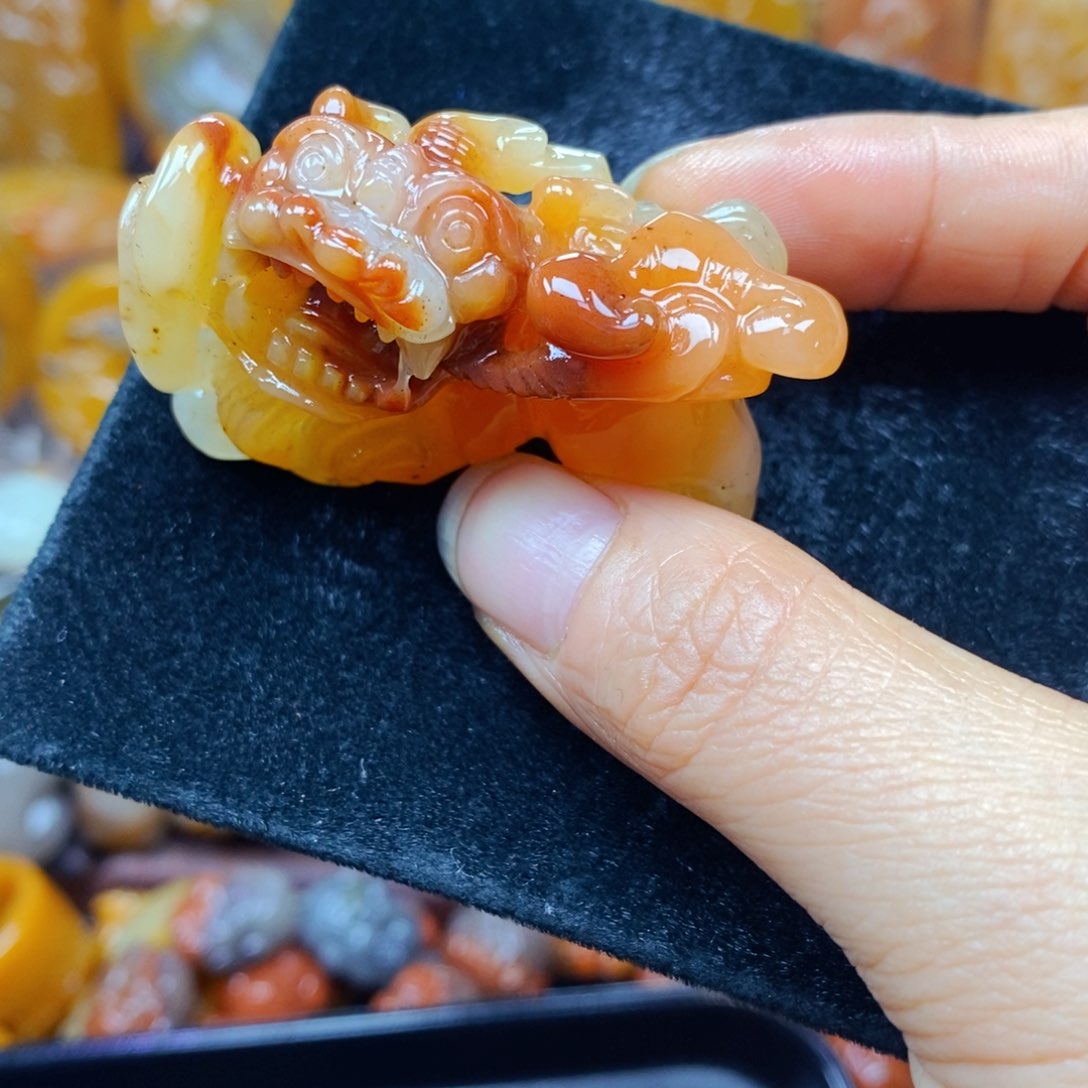未镶嵌石英质玉（黄龙玉）颈饰