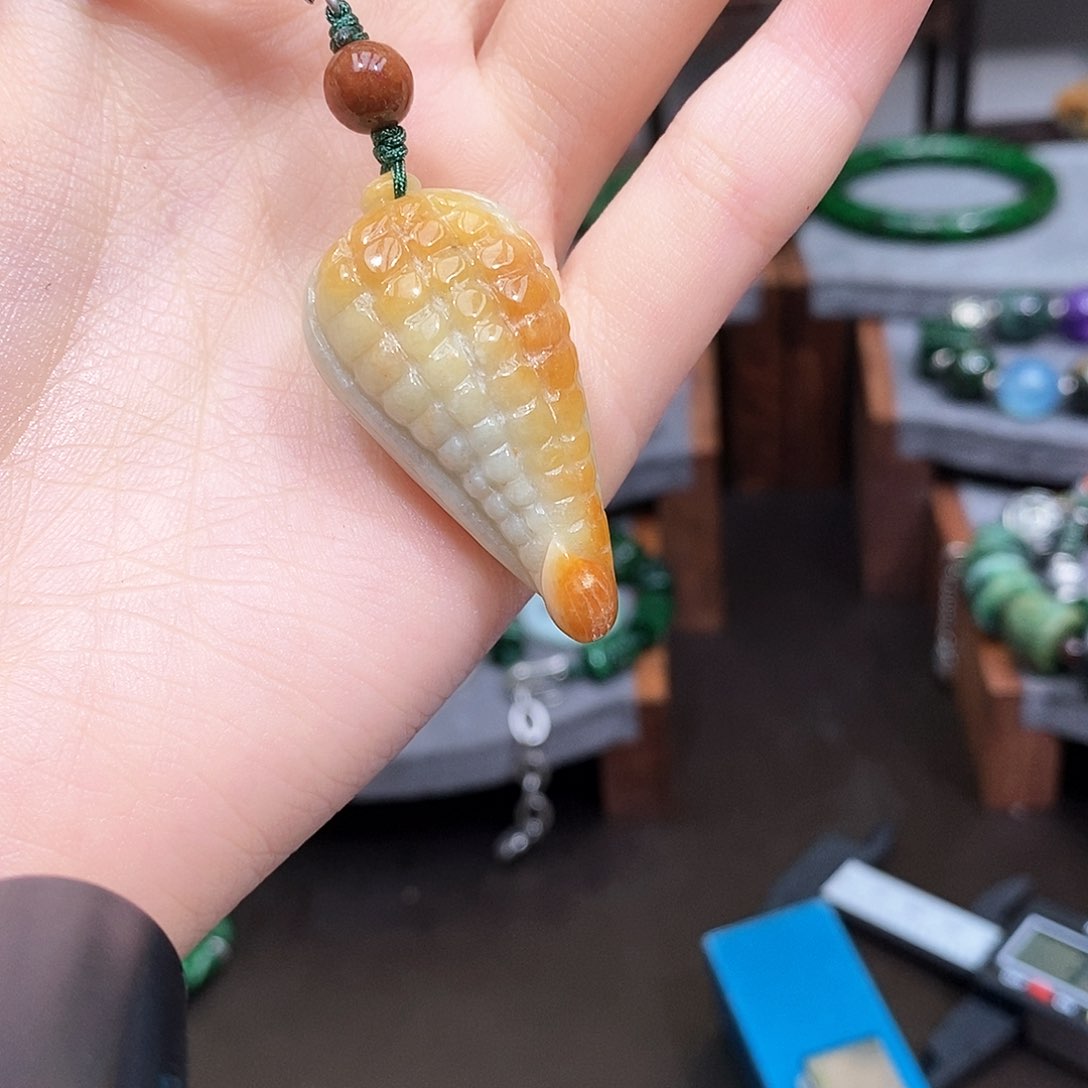 翡翠未镶嵌颈饰漂亮美眉