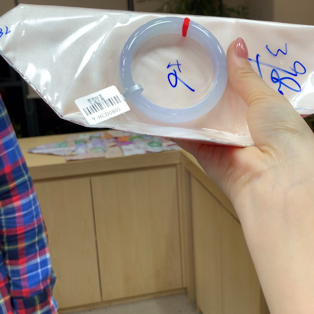 翡翠手镯未镶嵌不退不换