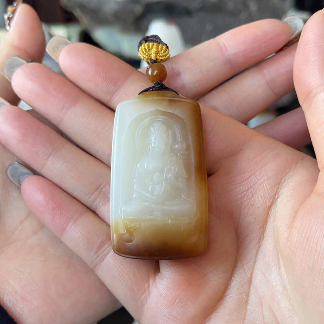 和田玉（糖玉）未镶嵌挂件金山糖白观音（机雕）46g