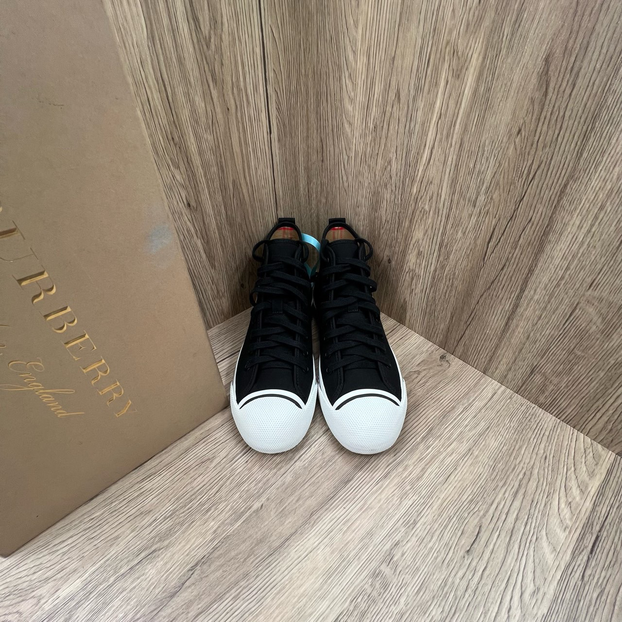 全新未使用 BURBERRY/博柏利 黑色帆布板鞋 39码/全新/原盒防尘袋