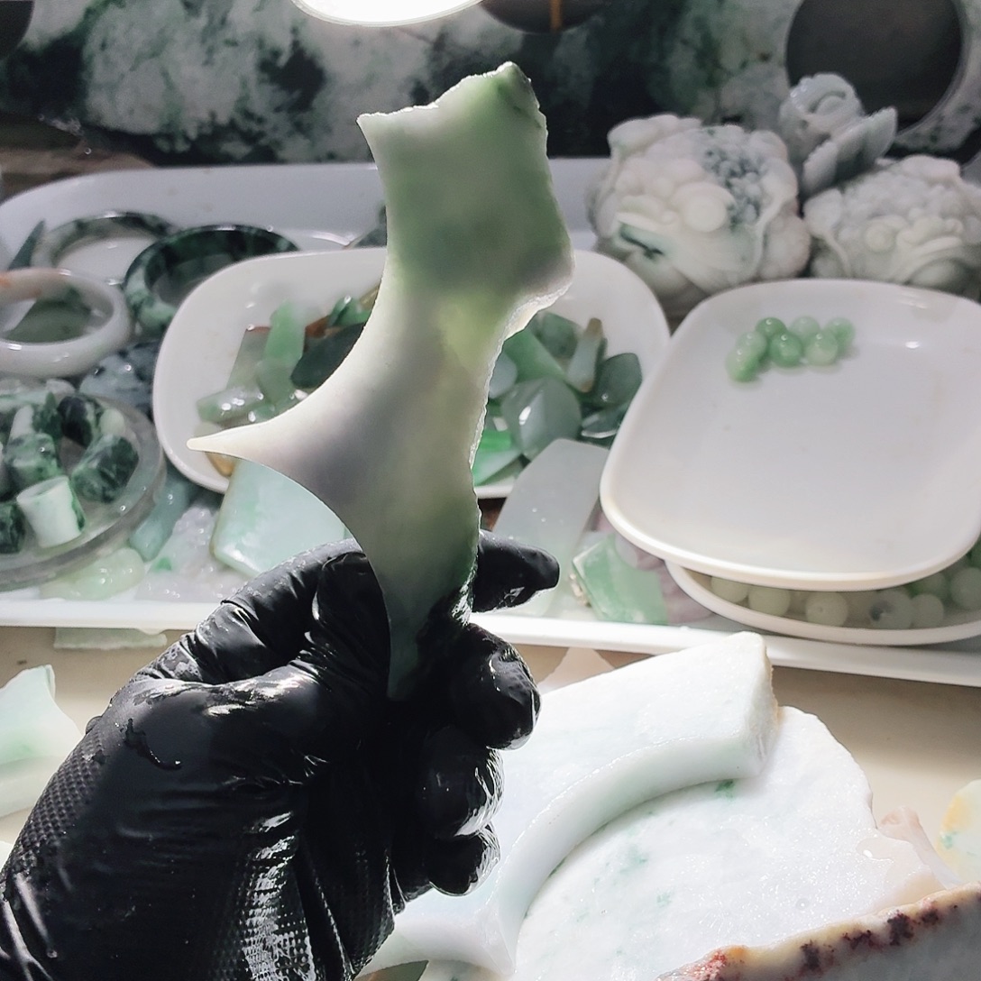 翡翠未镶嵌颈饰边角料