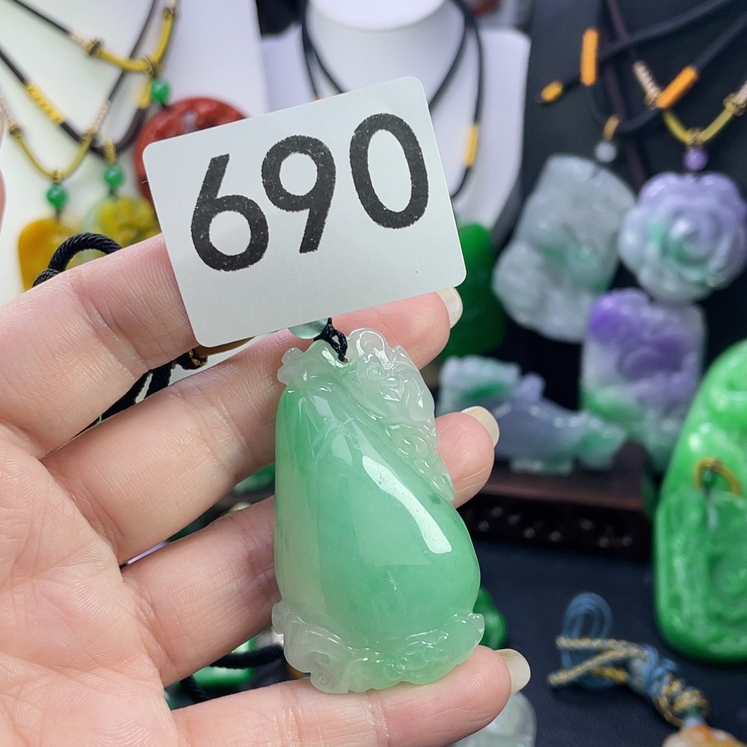 翡翠未镶嵌吊坠(赠链)