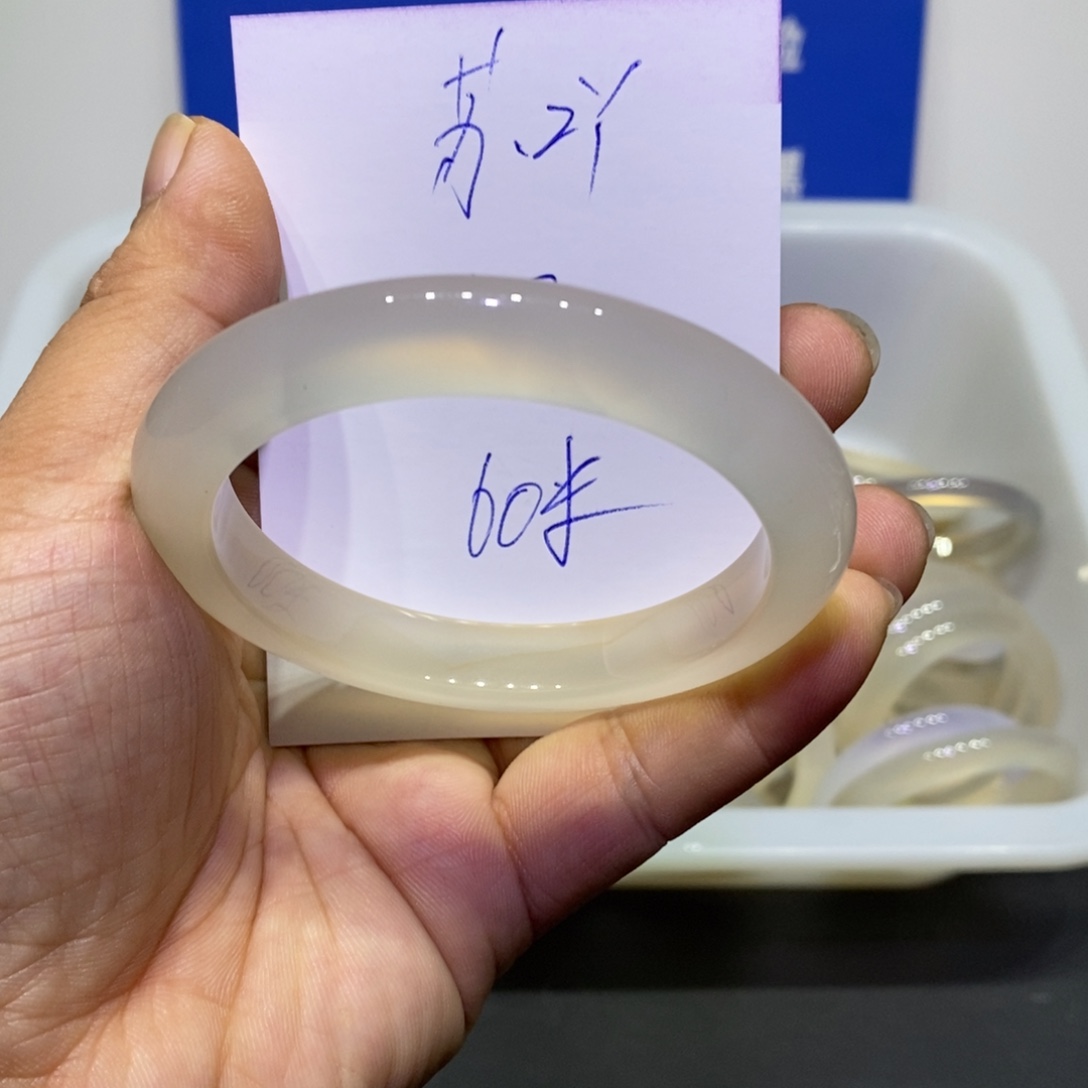 苏***吖玛瑙/玉髓未镶嵌手镯
