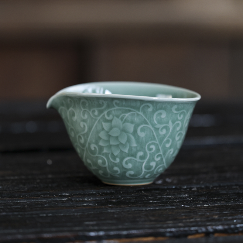 【老王】青瓷缠枝莲公杯(斋居底款)（Q6889）