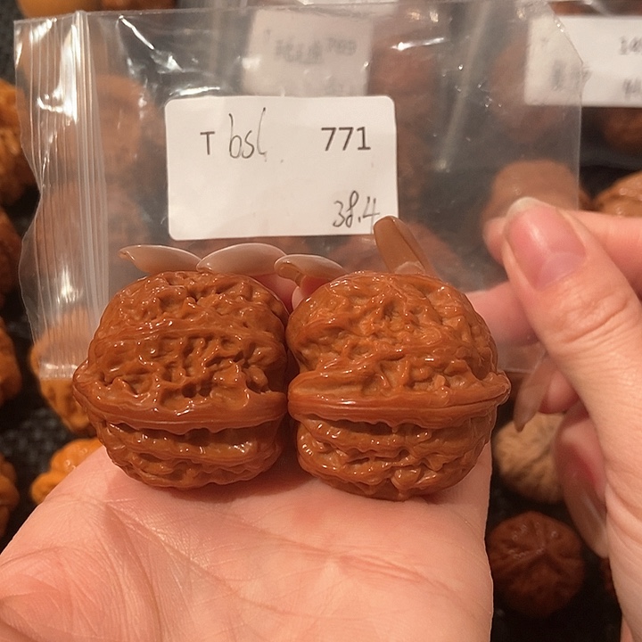 文玩核桃吊坠白狮子38