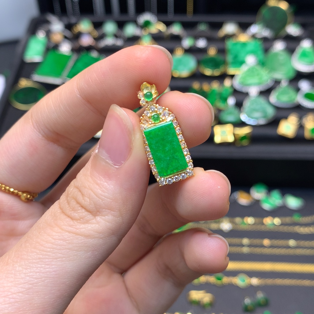 翡翠未镶嵌吊坠(不含链)有纹裂