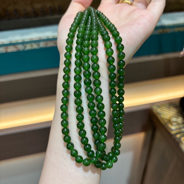122001wm和田玉俄料碧玉项链规格：约6mm多样性发其一