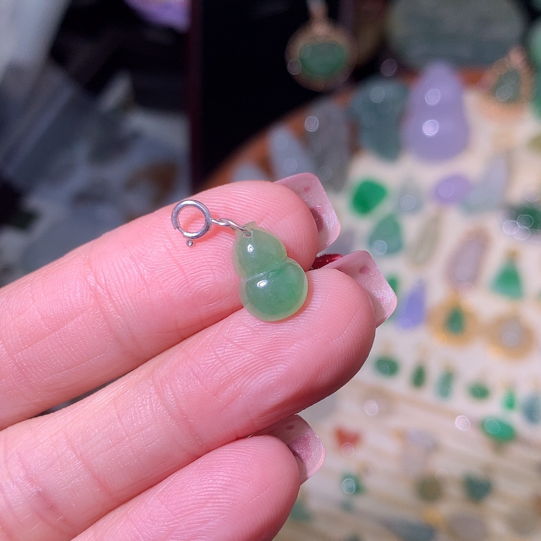 翡翠颈饰18K金镶嵌带底色葫芦小提溜